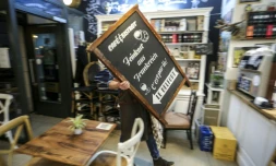 le propriétaire du café 'Le Belfort bistro', John Bleys, prépare la fermeture de son établissement à Berlin, le 1er novembre 2020