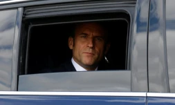 Le président Emmanuel Macron dans sa voiture après une visite d'une maison de santé à Vendôme, dans le Loir-et-Cher, le 25 avril 2023