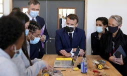 Emmanuel Macron auprÚs de jeunes le 1er mars 2021 dans un centre de formation aux métiers industriels à Stains (Seine-Saint-Denis)