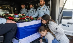 Des enfants se penchent sur le cercueil de Ran Gvili, lors de ses funérailles à Meitar, dans le sud d'Israël, le 28 janvier 2026