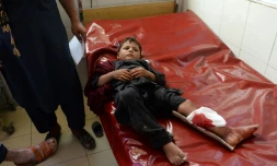 Un enfant afghan blessé par un attentat mardi à Jalalabad (est) est soigné dans un hôpital le 11 septembre 2018 septembre 