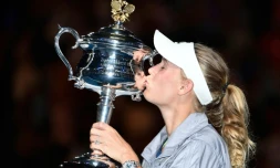 La Danoise Caroline Wozniacki  embrasse le trophée après sa victoire face à la Roumaine Simona Halep en finale de l'Open d'Australie, le 27 janvier 2018 à Melbourne 