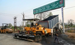 Des ouvriers construisent une route à Bijapur, dans l'État du Chhattisgarh, le 31 mars 2026 en Inde