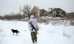 Un soldat ulrainien près de la ligne de front avec les séparatistes pro-russes, près du village de Peski, dans la région de Donetsk, le 25 janvier 2022.