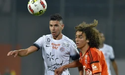Le milieu de Lorient Matteo Guendouzi (d) à la lutte avec celui de Montpellier Morgan Sanson au Moustoir, le 29 octobre 2016