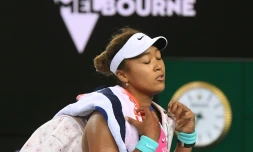 La tenante du titre, la Japonaise Naomi Oasaka, quitte le court aprÚs sa défaite face à l'Américaine Amanda Anisimova, 4-6, 6-3, 7-6 (10/5), au 3e tour de l'Open d'Australie, le 21 janvier 2022 à Melbourne