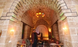 L'universitaire palestinien Atef Salama montre une pièce de sa maison à Gaza, le 6 février 2016, une des rares anciennes bâtisses encore debout dans l'enclave palestinienne 