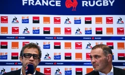 Le sélectionneur du XV de France, Fabien Galthié, lors d'une conférence de presse, à côté du manager Raphaêl Ibanez, le 26 novembre 2020 à Marcoussis, à deux jours du match de la Coupe d'Automne contre l'Italie