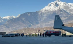 Les cercueils de cinq victimes italiennes de l'incendie d'un bar à Crans-Montana chargés à bord d'un avion afin d'être rapatriés en Iralie, à l'aéroport de Sion, en Suisse, le 5 janvier 2026