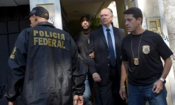 Le président du comité d'organisation des Jeux de Rio, Carlos Arthur Nuzman lors de son  transfert dans dans les locaux de la police fédérale à Rio, le 5 septembre 2017