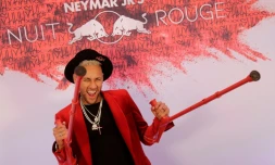 Neymar, la star brésilienne du PSG, pose en béquilles pour sa soirée de son 27e anniversaire, le 4 février 2019 à Paris