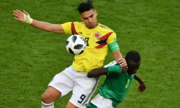 L'attaquant colombien Falcao (g) à la lutte avec le milieu sénégalais Cheikhou Kouyate lors des phases de groupes du Mondial, à Samara, le 28 juin 2018