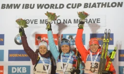 Tatiana Akimova victorieuse du 7,5 km sprint de Nové Mesto, entourée d'Anaïs Chevalier (g) et de Susan Duklee, le 16 décembre 2016