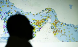 Les mouvements des navires dans le détroit d'Ormuz sur un écran projetant un site de suivi des navires, à Nicosie à Chypre le 4 mai 2026