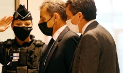L'ancien président Nicolas Sarkozy (C) à son arrivée au tribunal correctionnel de Parisle 15 juin 2021