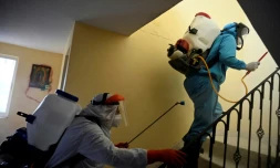 Par précaution contre le virus Covid-19, du personnel municipal désinfecte une habitation dans le quartier de Xochimilco à Mexico, le 26 août