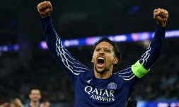 Le capitaine du Paris SG Marquinhos exulte après la qualification en demi-finales de la Ligue des champions, arrachée face à Aston Villa, le 15 avril 2025 à Birmingham