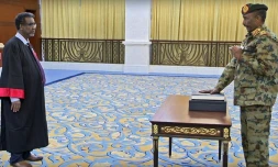 Photo fournie le 21 aoĂ»t 2019 par le palais prĂ©sidentiel au Soudan montrant le gĂ©nĂ©ral Abdel Fattah al-Burhane prĂȘter serment comme prĂ©sident du Conseil souverain, Ă Khartoum