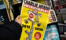 Cette photo montre le numéro spécial du journal satirique Charlie Hebdo avant les 10 ans mardi de l'attentat jihadiste qui a décimé une partie de la rédaction, dans un kiosque parisien le 6 janvier 2025.
