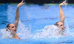 Les jumelles Maryna et Vladyslava Aleksiiva, meilleurs espoirs ukrainiens de médaille d'or en natation artistique aux JO de Paris 2024, participent aux Championnats du monde de natation à Fukuoka, le 16 juillet 2023 au Japon
