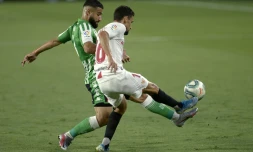 Le Français du Real Betis Nabil Fékir (g) à la lutte avec le milieu de Séville Jesus Navas, le 11 juin 2020 au stade Ramon Sanchez Pizjuan de Séville
