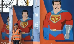 Super-Bigote (Super Moustache) alias Nicolas Maduro selon un personnage créé par la propagande du pouvoir, est "indestructible", selon le dessin animé. Il entame jeudi un nouveau mandat de 6 ans