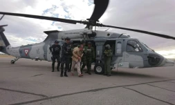 Photo fournie par le ministère mexicain de l'Intérieur de Joaquin Guzman Loera alias "El Chapo" Guzman escorté par la police le 20 janvier 2017 à Ciudd Juarez au Mexique