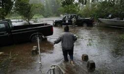 Des habitants pris dans les inondations à Lumberton, en Caroline du Nord, le 15 septembre 2018 après le passage de de l'ouragan Florence sur la côte sud-est américaine