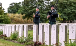 Un soldat canadien joue de la cornemuse pendant l'inhumation de quatre soldats canadiens tués pendant la Première Guerre Mondiale, à Loos-en-Gohelle, dans le nord de la France, le 23 août 2018