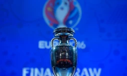 Le trophée de l'Euro-2016 lors du tirage au sort, le 12 décembre 2015 à Paris