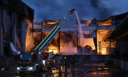 Des pompiers ukrainiens éteignent un incendie dans un entrepÎt alimentaire aprÚs une frappe russe à Kiev, le 25 octobre 2025