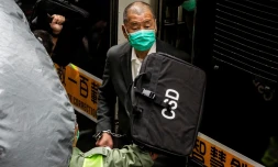 Le magnat de la presse Jimmy Lai (d) escorté à la Cour d'appel final de Hong Kong, le 9 février 2021