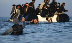 Des migrants tentent d'embarquer à bord d'un "small-boat" pour traverser la Manche au large de la plage de Gravelines, le 27 septembre 2025 dans le Nord