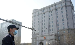 Un policier monte la garde devant le tribunal de PĂ©kin oĂč doit ĂȘtre jugĂ©e la journaliste australienne Cheng Lei, le 31 mars 2022
