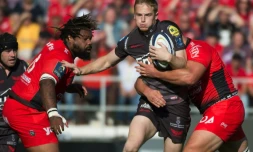 Le centre de Toulon Mathieu Bastaraud (c) à la lutte avec l'ailier de Llanelli Johnny Mcnicholl (c) en Coupe d'Europe au stade Mayol, le 15 octobre 2017 