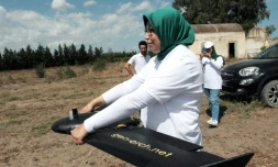 Imen Hibri, fondatrice de RoboCare, se prépare à faire voler un drone au-dessus d'un domaine agricole pour scanner les arbres et évaluer leur niveau d'hydratation ou la qualité du sol, le 30 août 2023 à Nabeul, au Maroc