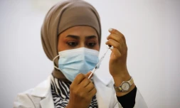 Une infirmiÚre prépare un vaccin contre la rougeole dans une école de Bagdad le avril 2024