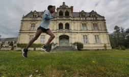 Pendant le confinement, le coureur français de semi-marathon Yosi Goasdoué s'entraîne dans le parc du château de La Bourdaisière le 3 avril 2020 à Montlouis-sur-Loire.