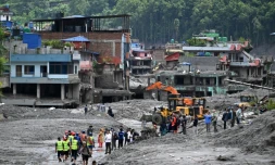 Des sauveteurs utilisent des pelles mécaniques pour évacuer la boue aprÚs la crue dévastatrice à Dhunge Bazaar dans le district de Nuwakot au Népal, le 29 août 2026