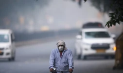 Un homme avec un masque de protection circule dans les rues de New Delhi, le 4 novembre é019