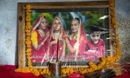 (g-d) Les portraits des trois filles de Sardar Meena Mamta, Kalu, Kamlesh et le fils de Kalu Harshit, retrouvés morts dans un puits, le 31 mai 2022 à Chhapya, dans l'Etat du Rajasthan, en Inde