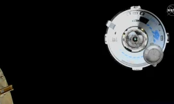 La capsule spatiale de Boeing, Starliner, à quelques mètres de la Station spatiale internationale, lors d'un vol d'essai non habité le 20 mai 2022