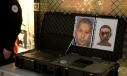 Les portraits de Salah Abdeslam et Mohamed Abrini sur leur avis de recherche, le 3 décembre 2015 à l'aéroport Charles-de-Gaulle à Roissy
