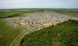 Photo émanant de la gendarmerie nationale, le 3 mai 2026, montrant une vue aérienne du lieu où se tient une free party géante sur un site militaire à Cornusse, près de Bourges