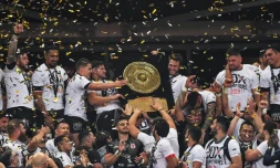 Les Toulousains avec le Bouclier de Brennus lors de la victoire en finale de Top 14 le 15 juin 2019