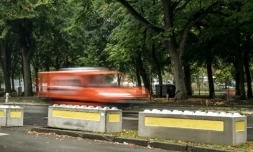 Une camionette circule devant des blocs de béton pour prévenir tout attentat, à la braderie de Lille, le 30 août 2017