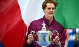 L'Italien Jannik Sinner avec le trophée du vainqueur de l'US Open le 8 septembre 2024 à New York