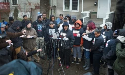 Janet Cooksey s'exprime face à la presse au sujet de la mort de son fils, Quintonio LeGrier, tué par la police avant le début d'une veillée le 27 décembre 2015 à Chicago