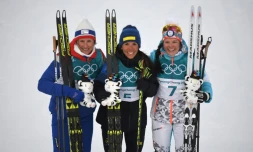 Charlotte Kalla (c) pose avec Marit Björgen (g) et Krista Parmakoski, aprÚs sa victoire en skiathlon aux JO (7,5 km classique), le 10 février 2018 à Pyeongchang