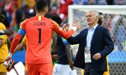 Le gardien de l'équipe de France Hugo Lloris et le sélectionneur Didier Deschamps après la victoire contre l'Australie lors du Mondial, le 16 juin 2018 à Sotchi